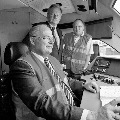 Oberbürgermeister Thomas Hunsteger-Petermann und Keolis Deutschland-Chef Roland Zschunke (Mitte) im Lokführerhaus. - Foto Stadt Hamm
