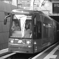 Test auf ganzer Linie: Zahlreiche Probefahrten und Prüfungen mussten die neuen Niederflurtrams von Bombardier absolvieren, bevor sie für die Personenbeförderung zugelassen wurden. Ein Testgebiet war der Kasseler Hauptbahnhof (Foto: KVG AG).