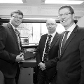 Ein Lokführer der ÖBB und Christoph Kränkl, verantwortlich für die Bereiche Enterprise & Partner Group bei Microsoft Österreich, ein Lokführer der ÖBB und Franz Seiser, Vorstandsdirektor ÖBB-Holding AG, zeigen, dass die Arbeit und Kommunikation der Lokführer in Zukunft nahezu papierlos – und damit effizienter, sicherer und schneller ist. - Foto Microsoft