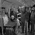 Mitglieder des Beirates für Behindertenfragen und Vertreter von Betroffenen testeten den Vamos (von links): Marina Hammes-Hofmann, Elisabeth Aufderheide, Wolfgang Baum, Horst Strothmann, Ralf Schönenberg (Leiter des Bereichs Fahrzeuge bei moBiel), Jörg Strothmann, Kai-Uwe Steinbrecher (technischer Leiter von moBiel) und Hermann Aufderheide. Foto: Claudia Ohnezorg, Stadtwerke Bielefeld