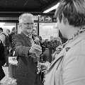 MVG-Chef Herbert König verteilte 500 Blumen am Marienplatz Quelle: MVG, Kerstin Groh