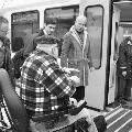 Rollstuhlfahrer testet Einstieg - Foto ODEG