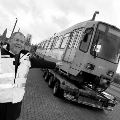 Wilhelm Lindenberg, Vorstandsmitglied der üstra, schickt die zehn ausgemusterten grünen Stadtbahnen auf ihre Reise nach Budapest - Foto üstra