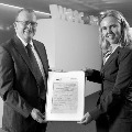 Ueli Ritter, Geschäftsführer der Schweizer Konformitätsbewertungsstelle SCONRAIL AG, übergibt der für die WASCOSA-Technik verantwortlichen Irmhild Saabel das ECM-Zertifikat nach EU 445/2011. - Foto Wascosa